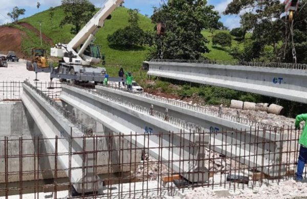 Instalacion-vigas-pretensadas-en-Proyecto-de-construccion-de-puente-el-machete-El-Rama-concretera-total